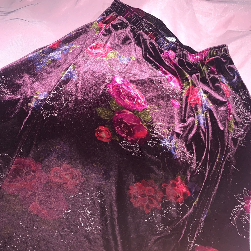 Long skirt featuring red roses